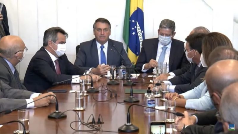 Bolsonaro participou de reunião com deputados para entregar novo Bolsa Família