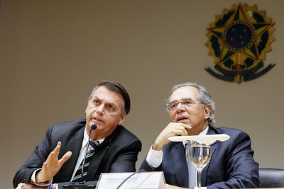 Bolsonaro e Guedes: eles querem abastecer o caixa com a venda de imóveis da União e antecipando valores de excedentes da produção de petróleo