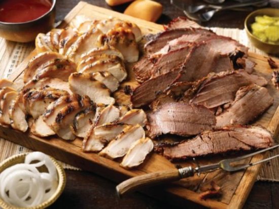 O brisket é o principal corte do churrasco texano, que assa as carnes por longas horas a baixas temperaturas
