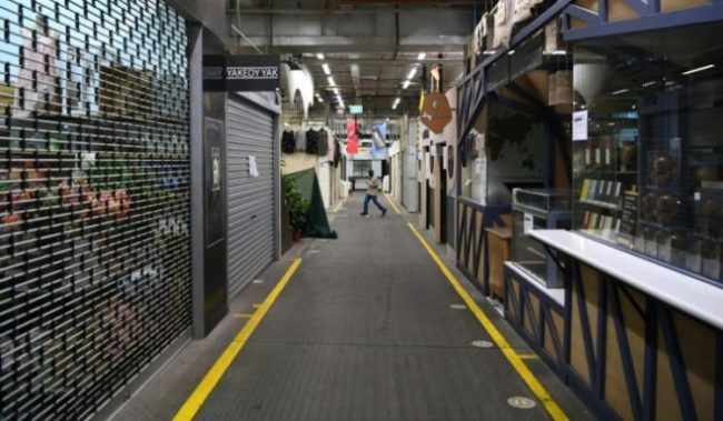 Mercado praticamente deserto em Melbourne, em 13 de agosto de 2021, devido às medidas para combater a pandemia de covid-19