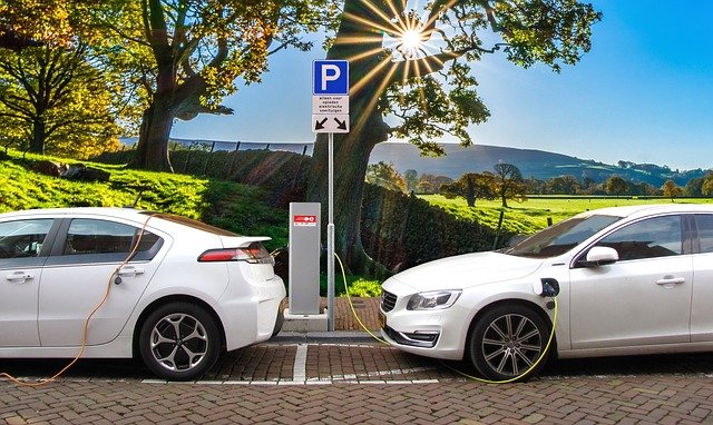 Para conseguir fabricar carros elétricos com as mesmas capacidades de um automóvel a combustível fóssil, várias abordagens estão sendo testadas