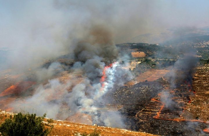 Fumaça no vilarejo libanês de Ibl Al-Saqi