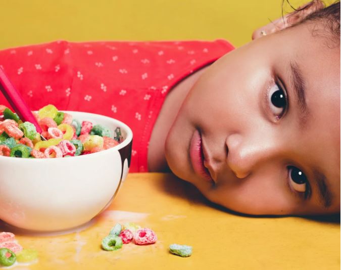 Quando se consomem muitas gorduras e açúcares em criança, isso acaba por alterar o microbioma de forma significativa a longo-prazo