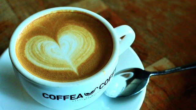 Estudo descobriu que as pessoas que bebiam uma quantidade moderada de café tinham 21% menos probabilidade de sofrer um derrame.
