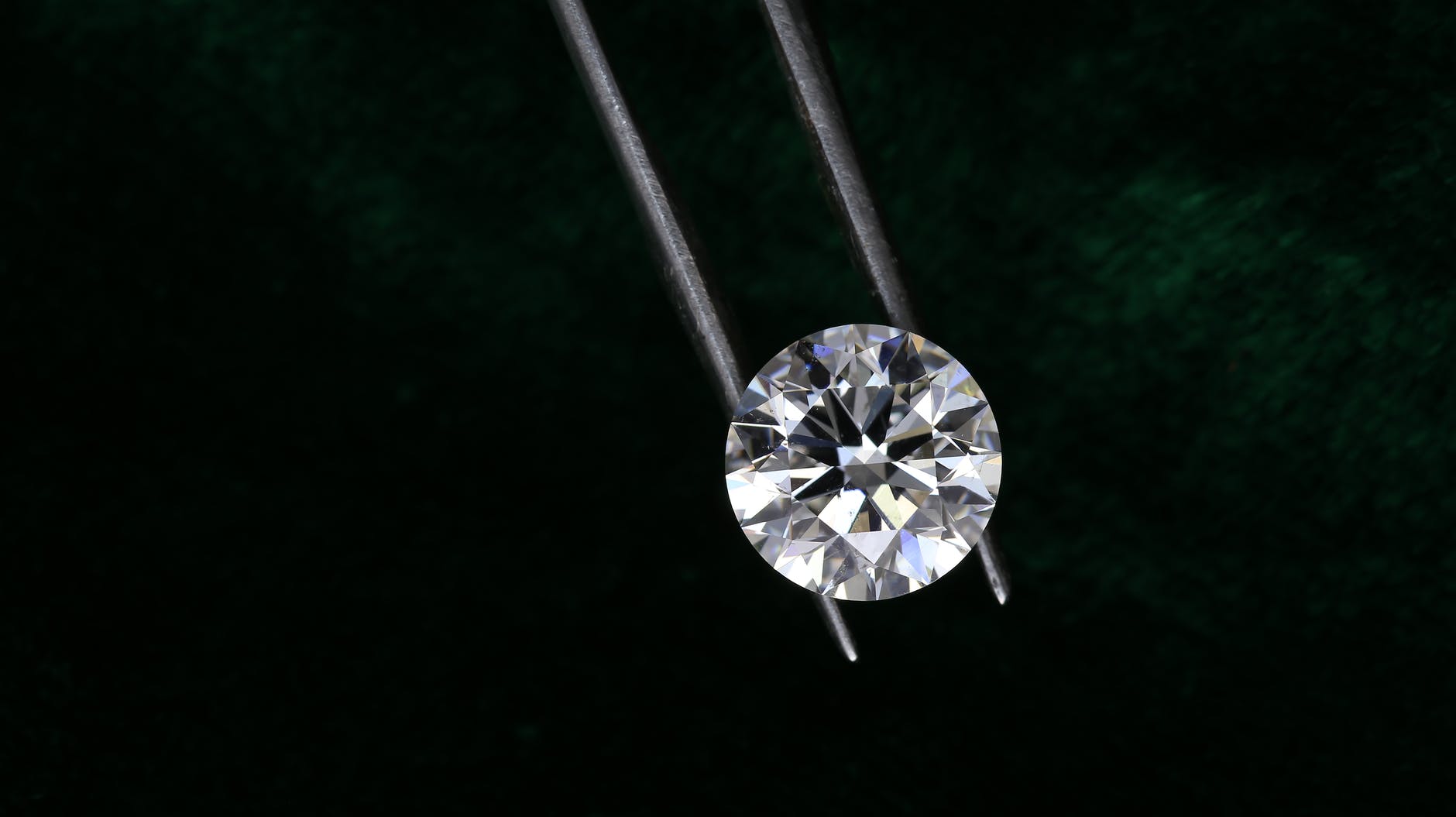 A dureza do material atingiu 113 gigapascais (GPa), enquanto a pedra de diamante natural costuma pontuar de 50 a 70 no mesmo teste.