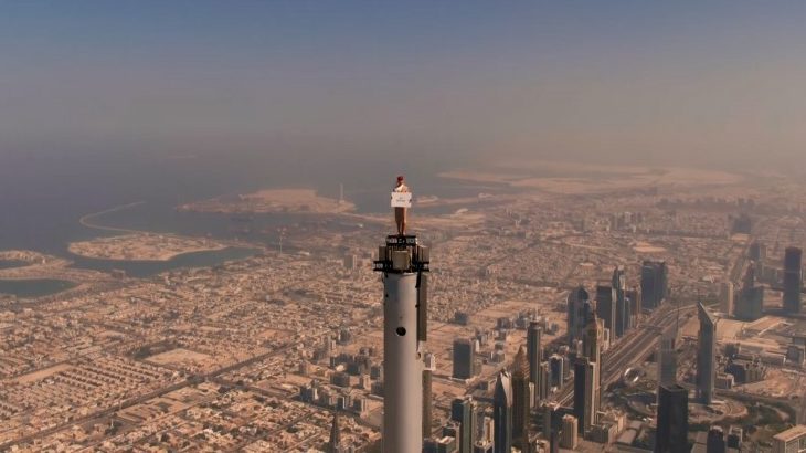 Companhia aérea colocou uma aeromoça no topo do prédio mais alto do mundo para comemorar a reabertura das viagens para o Reino Unido