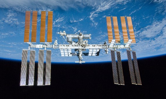 A Estação Espacial é o maior laboratório científico do mundo e também o maior lugar habitado por humanos fora do planeta Terra.