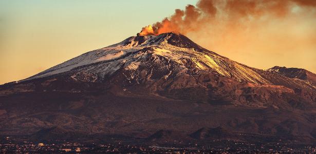 A mais jovem das quatro crateras do cume do Etna, se tornou a parte mais longa do vulcão, elevando-se a 11.013 pés, equivalente a 3.357 metros acima do mar.