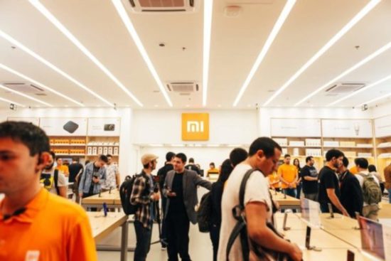 Serão abertas cinco Xiaomi Store em shoppings do Brasil