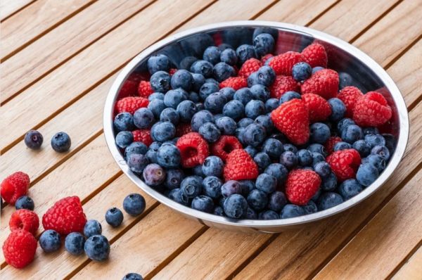 alimentos ricos em flavonoides, como frutas vermelhas, maçãs, peras e vinho, podem ter efeito positivo na regulação da pressão arteria