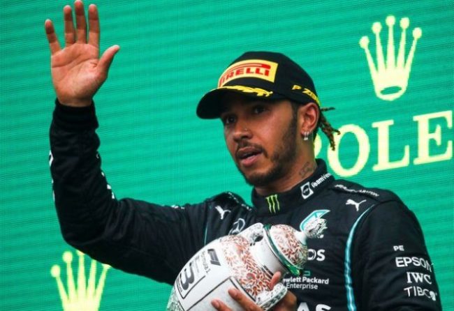 Lewis Hamilton comemora pódio do GP da Hungria já com sintomas de fadiga e visão embaçada