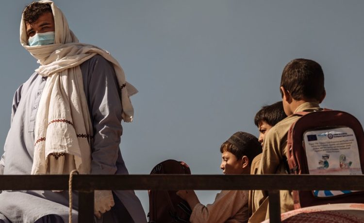Família de afegãos cruza fronteira próxima com o Paquistão talibã brasil