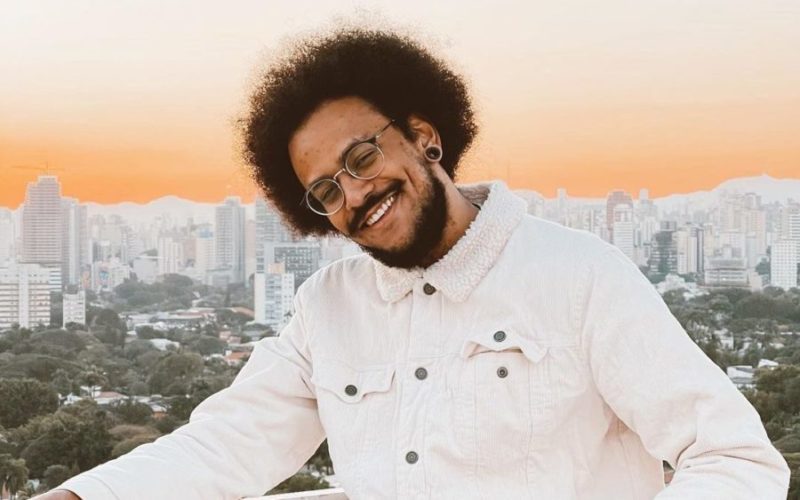 Influenciador e ex-BBB João Luiz Pedrosa vai conceder uma entrevista sobre o tema "Influenciador da Diversidade" vagas