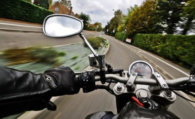 Realizar malabarismos como empinar a moto pode render uma multa de R$ 293,47