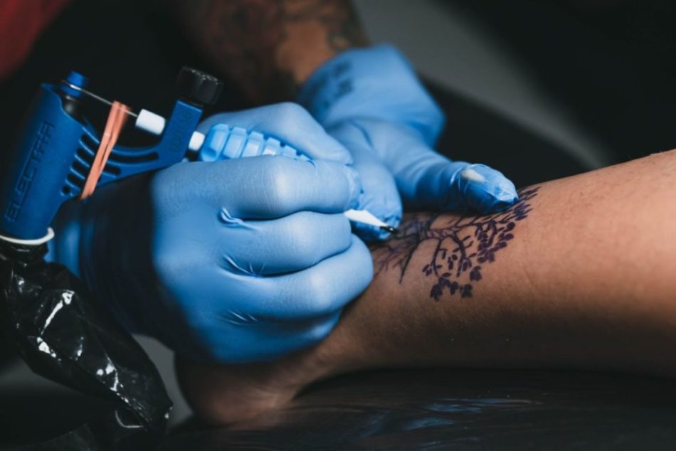 Um tatuador pode ganhar até R$ 10 mil por mês