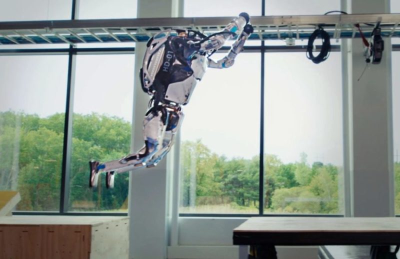 Robô humanoide, chamado Atlas, exibiu até saltos dignos de ginastas olímpicos em vídeo promocional divulgado