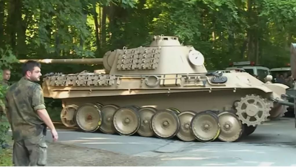 Em 2015, descobriram que um aposentado alemão guardava um tanque nazista de 45 toneladas, da Segunda Guerra Mundial, no porão de casa.