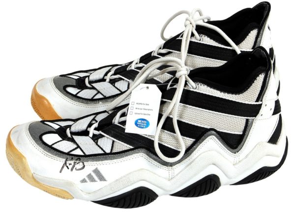O calçado em preto e branco da Adidas, usado por Kobe Bryant em sua estreia na NBA, está recebendo oferta mínima de US$ 100 milhões