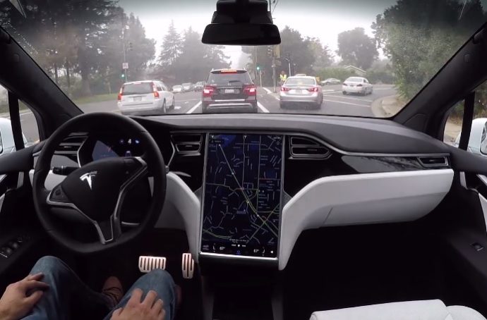 O sistema de piloto automático da Tesla teria um problema para localizar alguns veículos