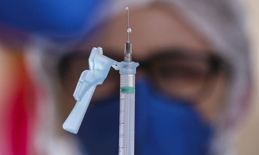 Ministério da Saúde definiu que a dose de reforço do imunizante contra a Covid-19 deve ser aplicada a alguns grupos de pessoas