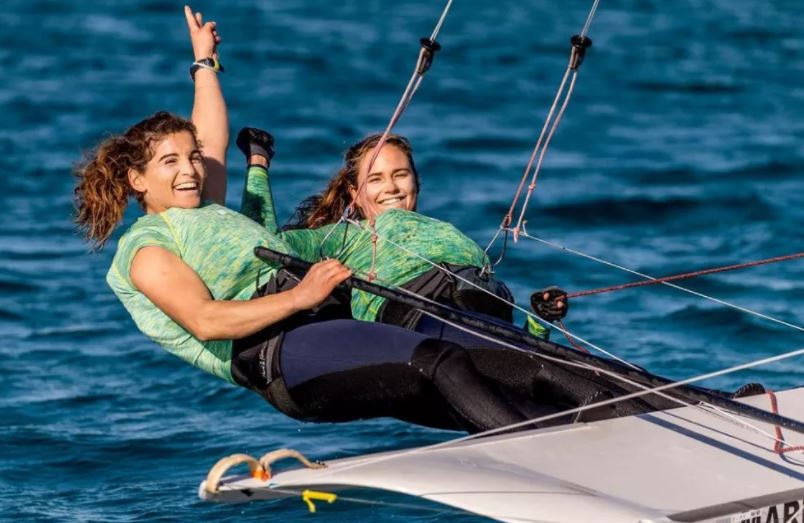 A dupla Martine Grael e Kahena Kunze chegaram na 3ª colocação na regata e foi o suficiente para conquistar o ouro, o 3º para o Brasil nestas Olimpíadas