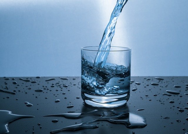 Os pesquisadores estabeleceram que a meta ideal de consumo diária de água deve ser 1,6 a 2,1 litros para as mulheres e de dois a três litros para homens.