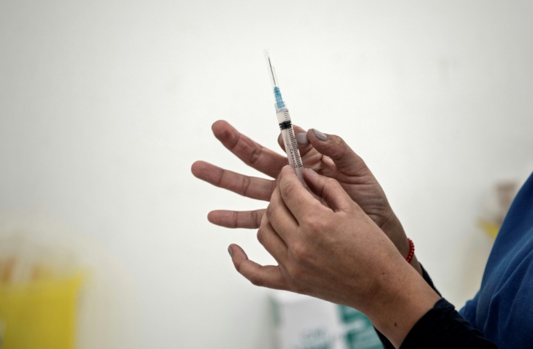 Um trabalhador de saúde prepara uma dose da vacina CoronaVac, do laboratório chinês Sinovac, contra a covid-19 em um centro de vacinação em Santiago, em 22 de abril de 2021