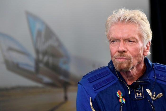 Richard Branson fala depois de voar ao espaço a bordo de uma nave da Virgin Galactic, uma viagem que descreveu como a "experiência de sua vida"