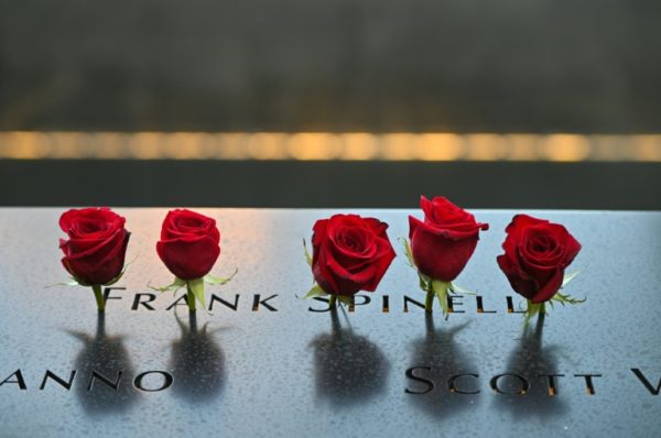 Rosas vermelhas colocadas junto aos nomes das vítimas dos ataques de 11 de Setembro de 2001, durante cerimônia no Marco Zero, em 11 de setembro de 2021