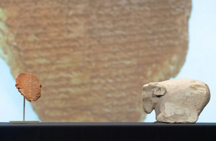 A tabuleta de Gilgamesh e a escultura de uma ovelha de 5.000 anos, exibidas em Washington, em 23 de setembro de 2021