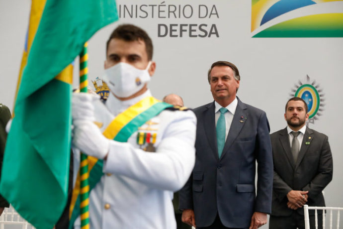 Bolsonaro vetou trechos que enquadravam praticantes de fake news