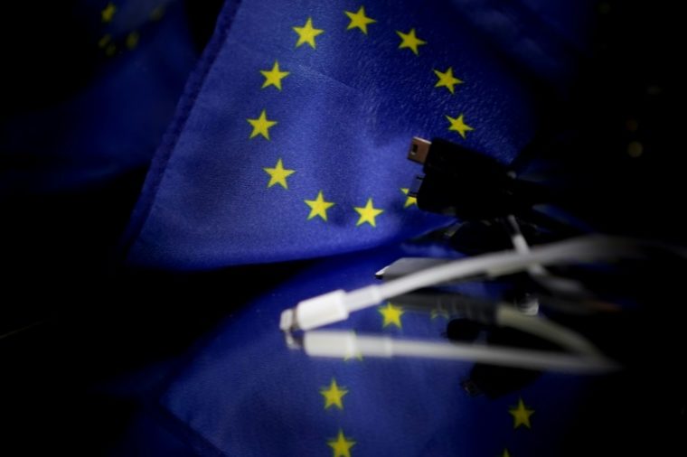 Comissão Europeia quer impor carregador universal
