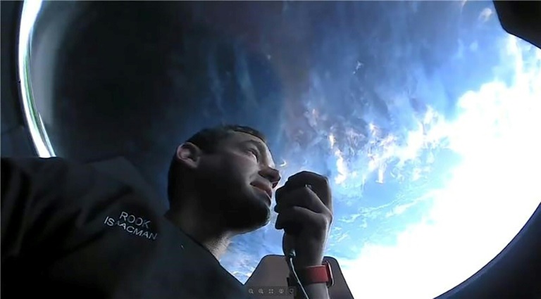 O comandante da missão Inspiration4, o bilionário americano Jared Isaacman, a bordo da cápsula Dragon da SpaceX