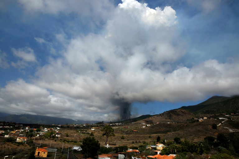 Uma coluna de fumaça sobe do vulcão Cumbre Vieja na ilha de La Palma, nas Ilhas Canárias espanholas, 19 de setembro de 2021 -