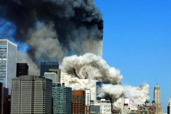 Fumaça negra em Manhattan após o colapso da primeira torre em 11 de setembro de 2001