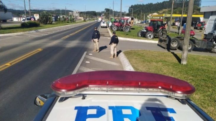 O último ponto de bloqueio de caminhões em Santa Catarina foi desmobilizado, na BR 280