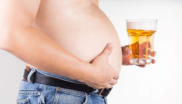 Esse processo de engordar, que atinge especialmente homens com mais experiência, é uma das maiores consequências da vida regada a cerveja
