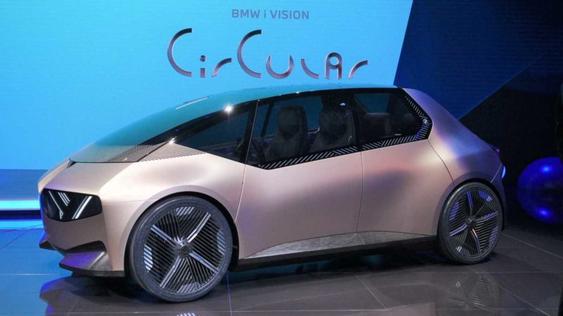 A empresa afirma que o veículo-conceito tem a sustentabilidade no centro de seu processo de design e que o carro compacto olha para 2040