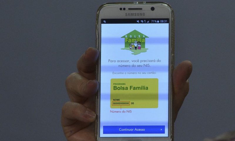 Os beneficiários do Bolsa Família têm à disposição a nova versão do aplicativo do programa; novidade foi apresentada nesta sexta-feira (24) pela Caixa