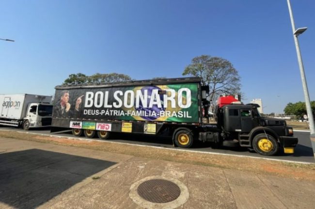 Caminhoneiros desconfiaram de áudio enviado pelo presidente Jair Bolsonaro e seguem paralisados