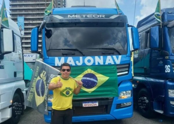 Caminhoneiros postam em redes sociais apoio às pautas antidemocráticas - no caso, o impeachment de Alexandre de Moraes do STF