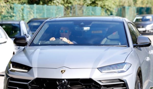 Cristiano Ronaldo se apresentou ao chegar ao Manchester United nesta quarta-feira (8) em um Lamborghini avaliado em R$ 1,2 milhão