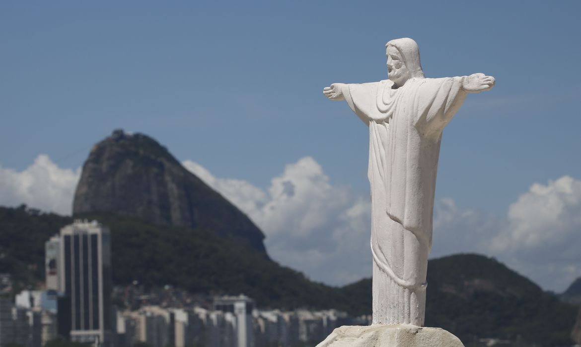 O santuário é composto pela estátua do Cristo Redentor – principal símbolo do Rio – e o seu entorno