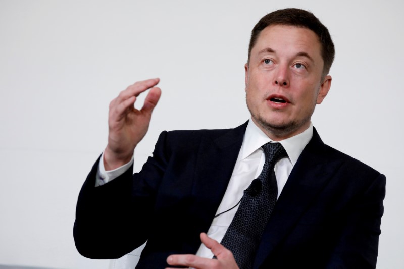 Musk respondia sobre a tecnologia de seu veículo que permite que o carro desvie de qualquer objeto. "Não estou dizendo que existem óvni.. Mas óvnis existem”