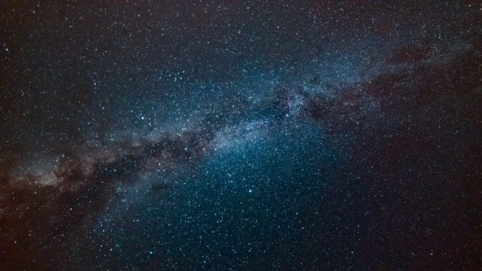 Apesar dessa área estar repleta de estrelas, planetas, asteroides e outros astros, o espaço também pode ser chamado de vácuo.
