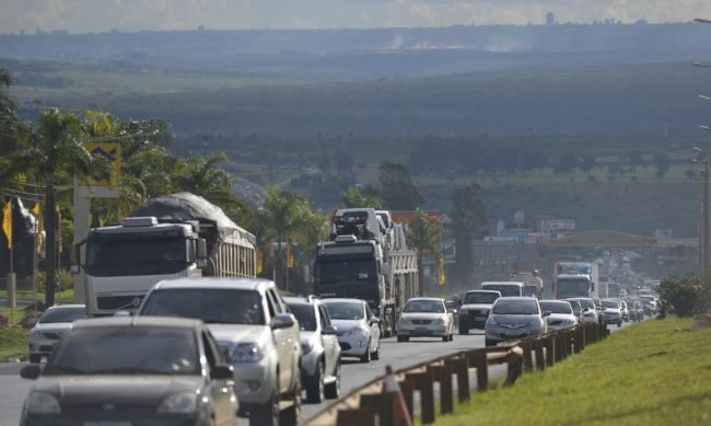 Quem está tentand sair da capital encontra muitas rodovias congestionadas ou com lentidão