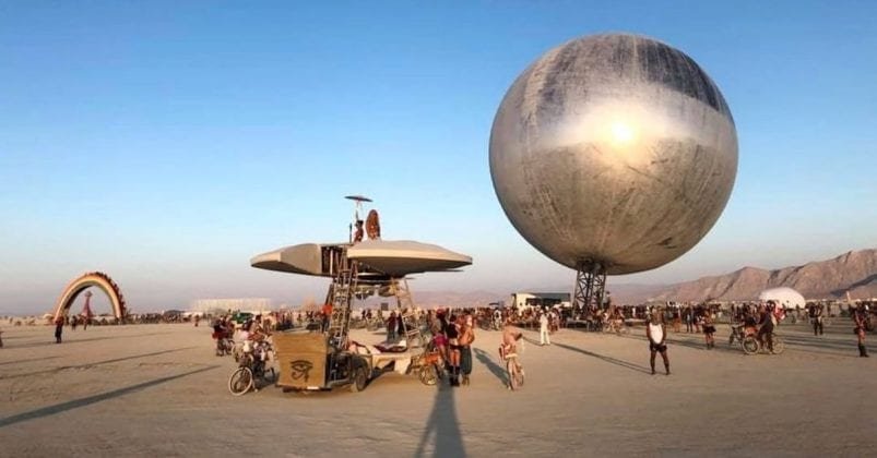 O famoso festival de contracultura costuma atrair dezenas de milhares de pessoas será virtual, mas muitos fãs insistem em ir ao local original.