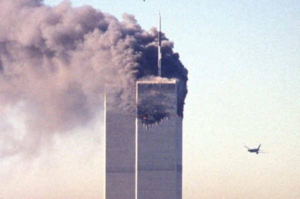 O voo 175 da United Airlines, sequestrado por terroristas, se aproxima da torre sul do World Trade Center antes da colisão em 11 de setembro de 2001
