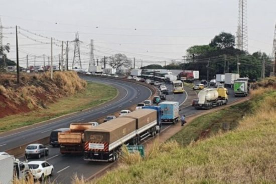 Greve dos caminhoneiros propõe pautas bolsonaristas antidemocráticas e também redução no preço do combustível, mas só a partir de imposto estadual