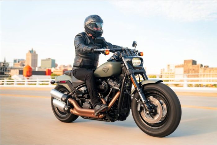 As vibrações do motor de motos potentes, como esta Harley-Davidson, podem danificar o sistema de câmeras do iPhone apple